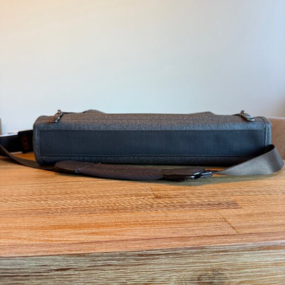 Tumi Alpha 2 Slim Deluxe Portfolio (Great Condition!!) - Picture 8 of 8